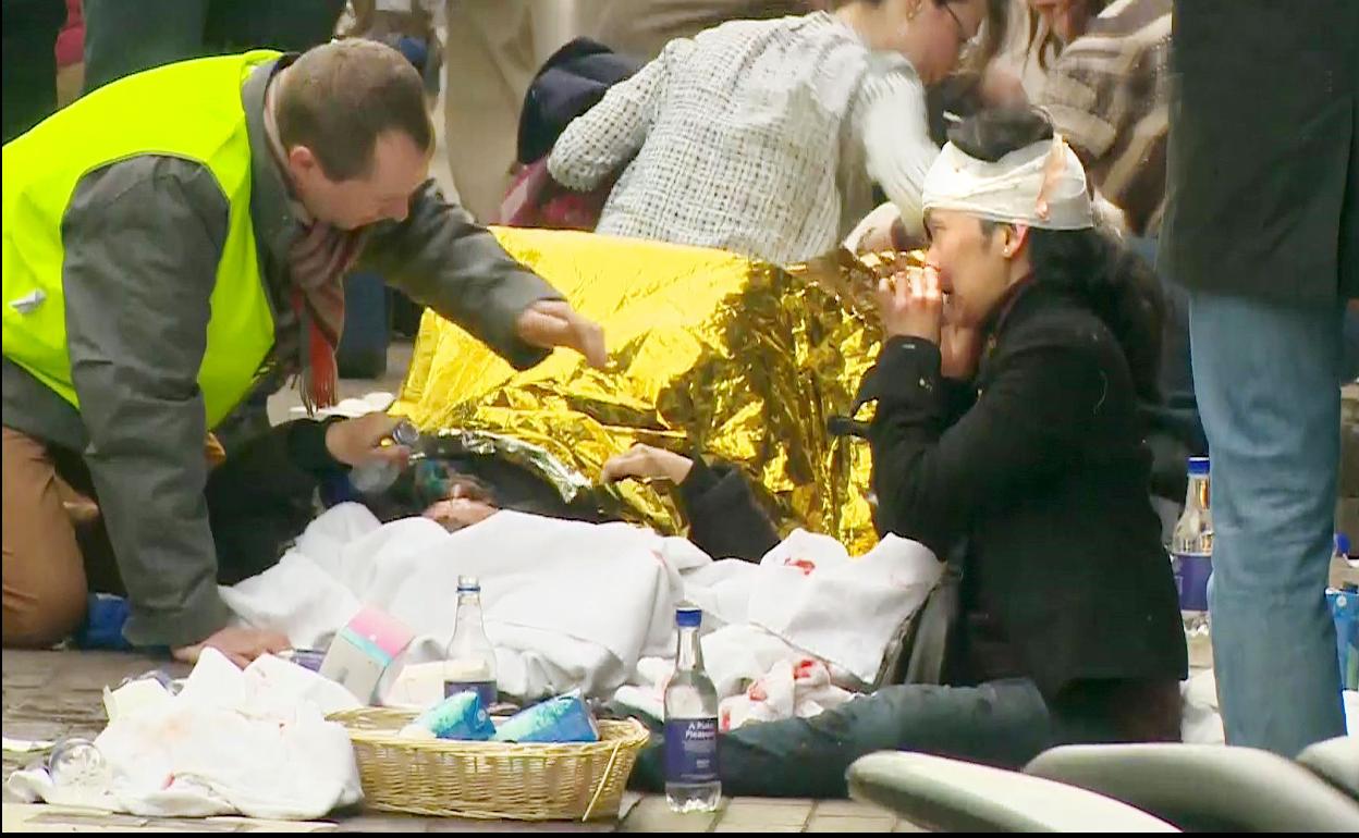 Un sanitario auxilia a una de las víctimas del atentado en el metro de Maalbeek, Bruselas, en marzo de 2016. 