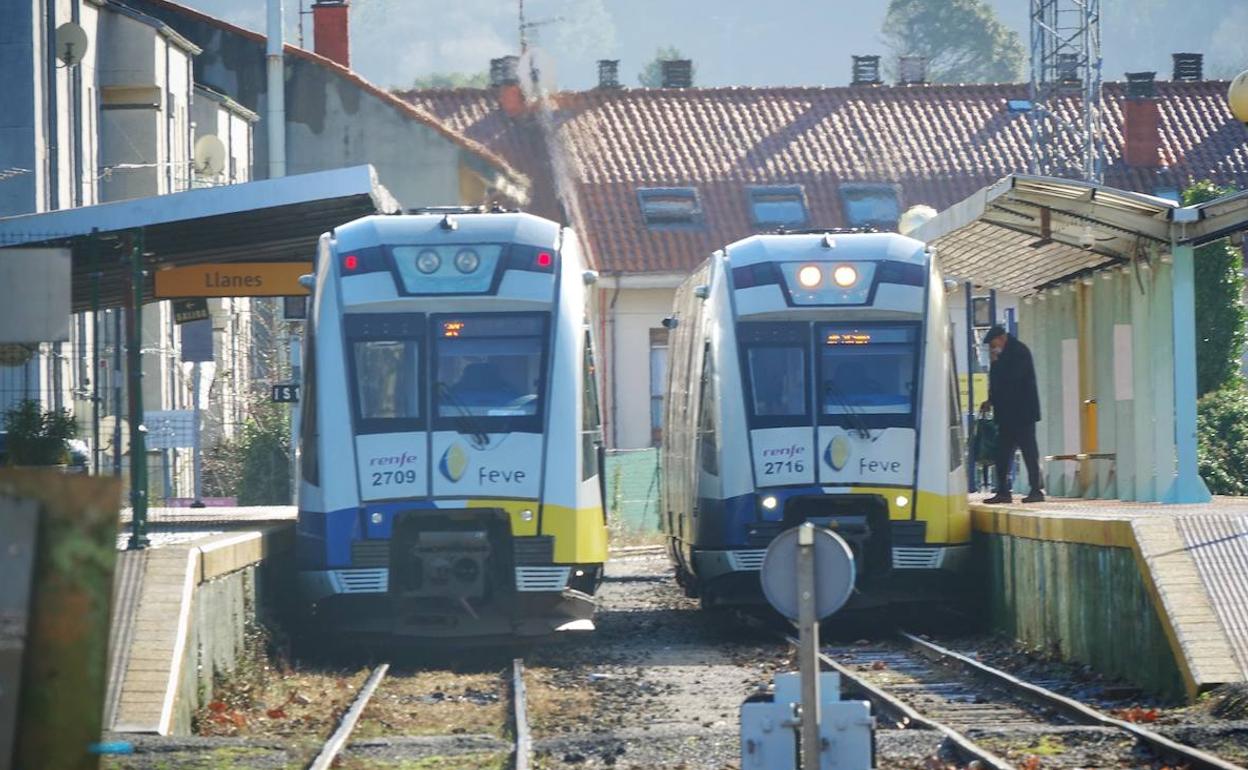 Trenes de FEVE en la estacíón de Llanes.