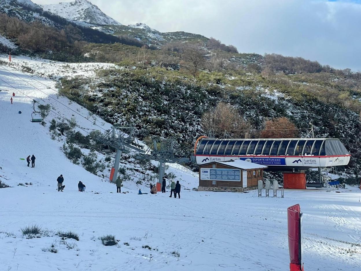 Aficionados a la nieve, ayer, aprovechando el buen tiempo y el puente festivo. 