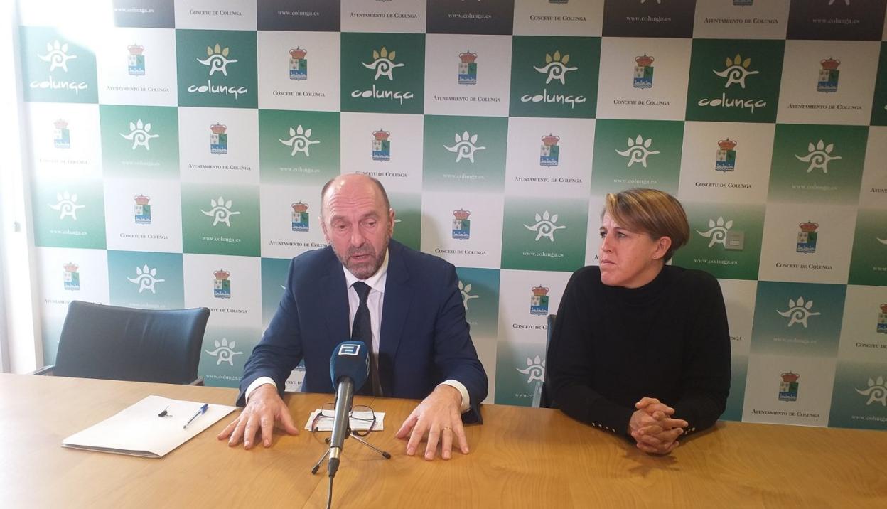 El vicepresidente del Principado y consejero de Administración Autonómica y Medio Ambiente, Juan Cofiño, y la alcaldesa de Colunga, Sandra Cuesta, en la presentación del presupuesto regional, en el consistorio colungués. 