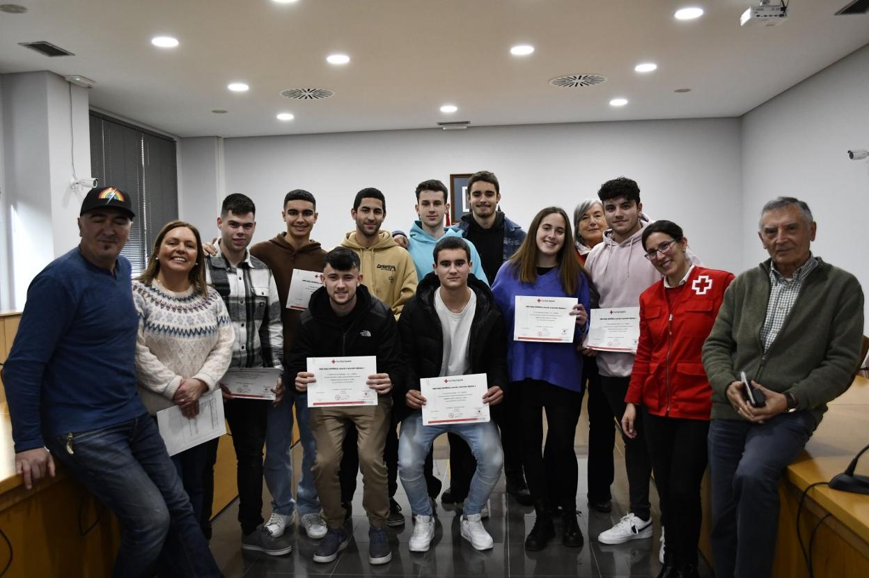 Los nuevos socorristas formados por Cruz Roja con su título junto a los formadores y ediles del gobierno. 