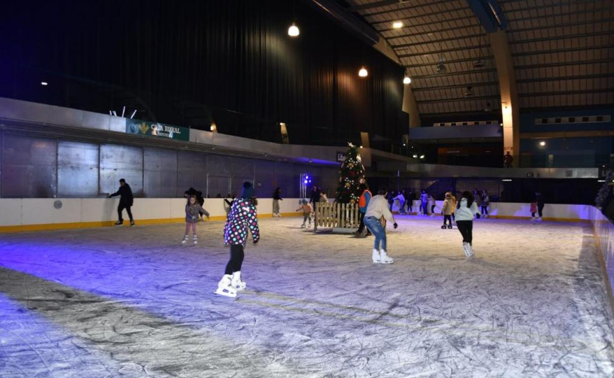 La pista de hielom una de las atracciones del Pabellón de La Magdalena.