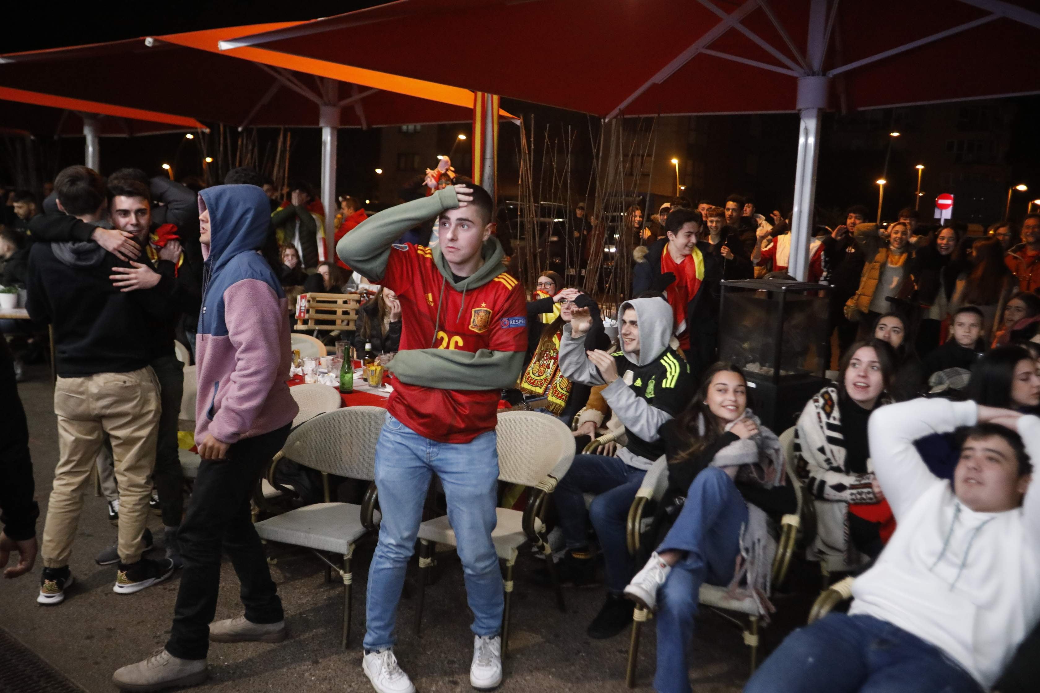 Fotos: Una decepción sin límite entre la afición asturiana