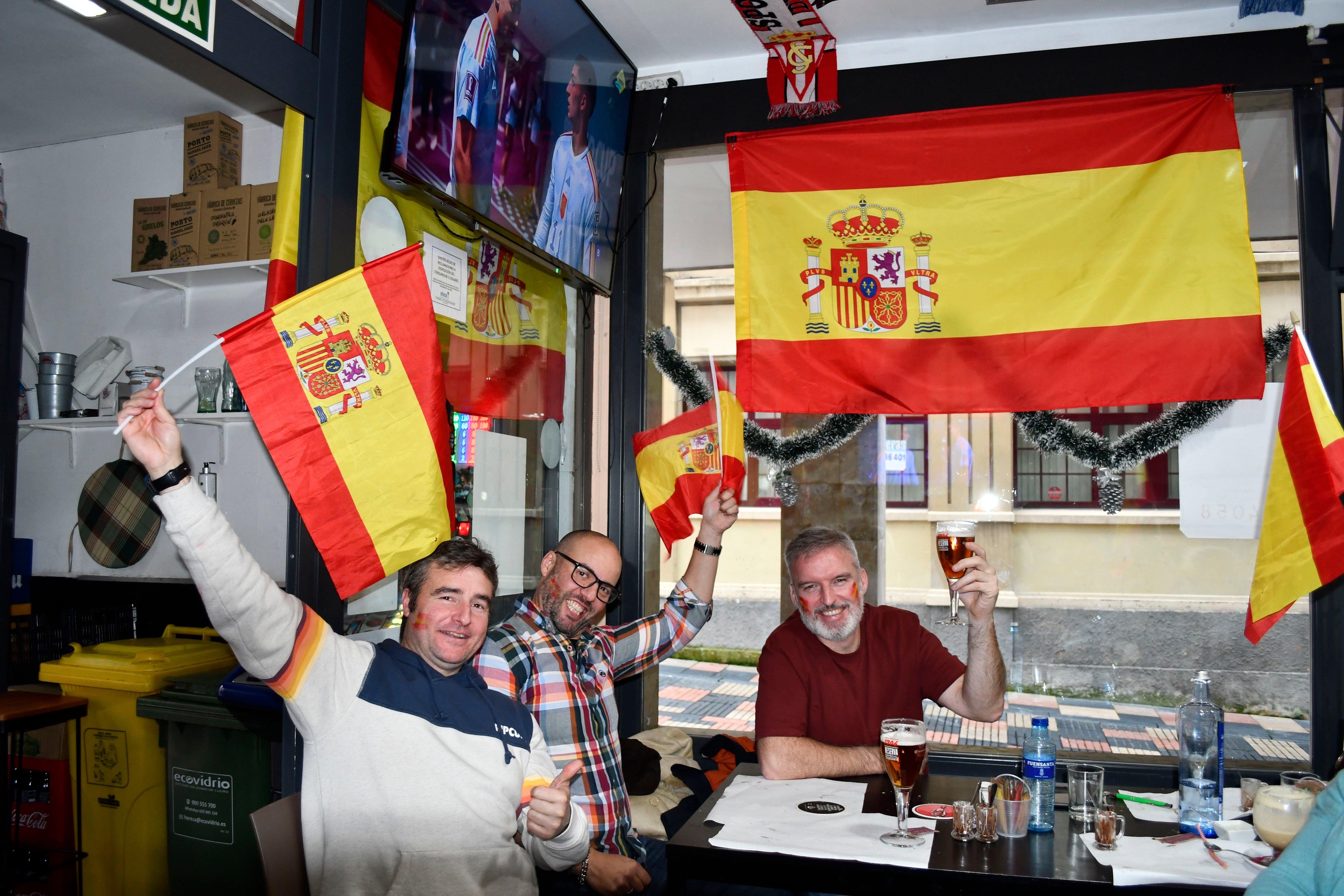 Fotos: Una decepción sin límite entre la afición asturiana