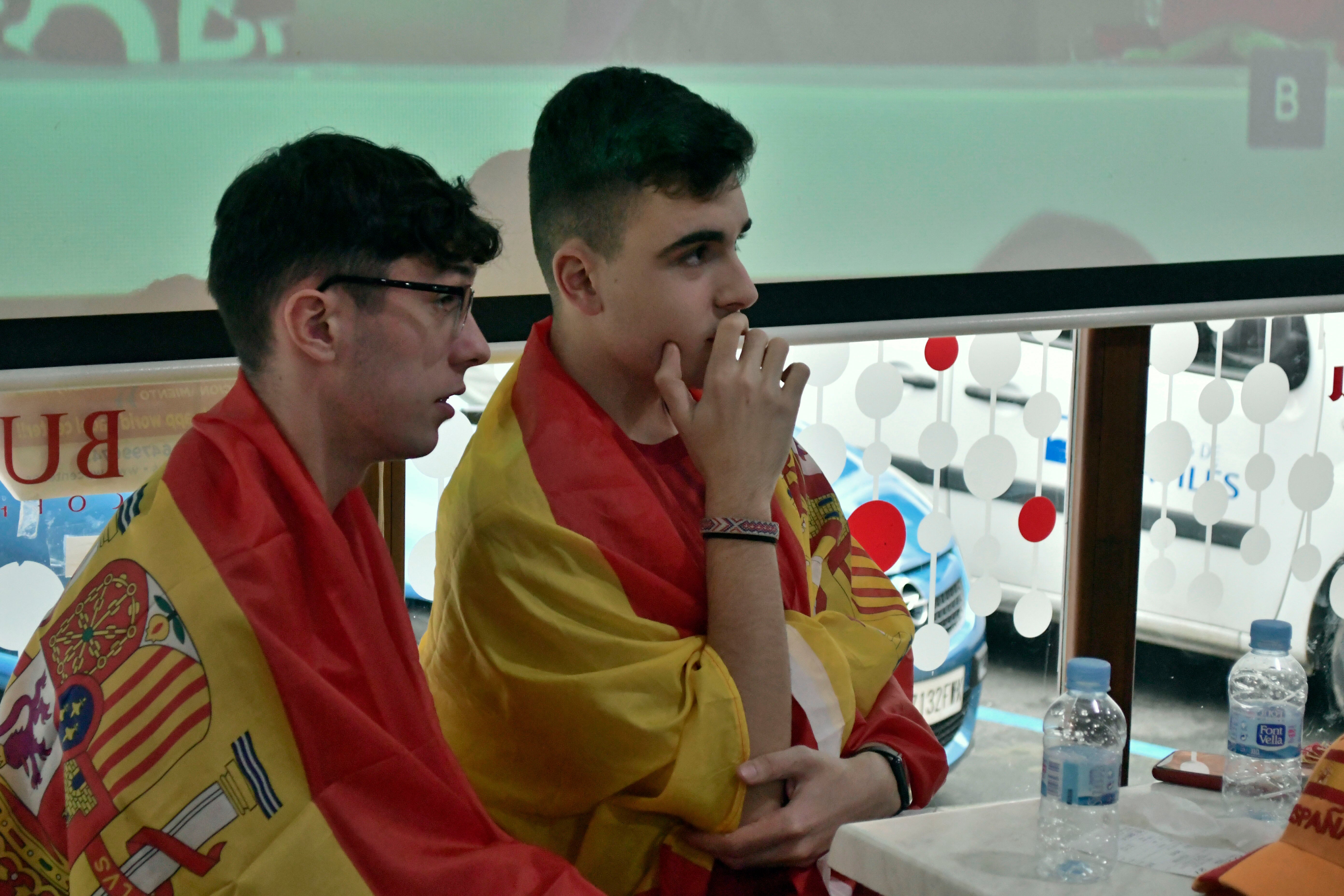 Fotos: Una decepción sin límite entre la afición asturiana