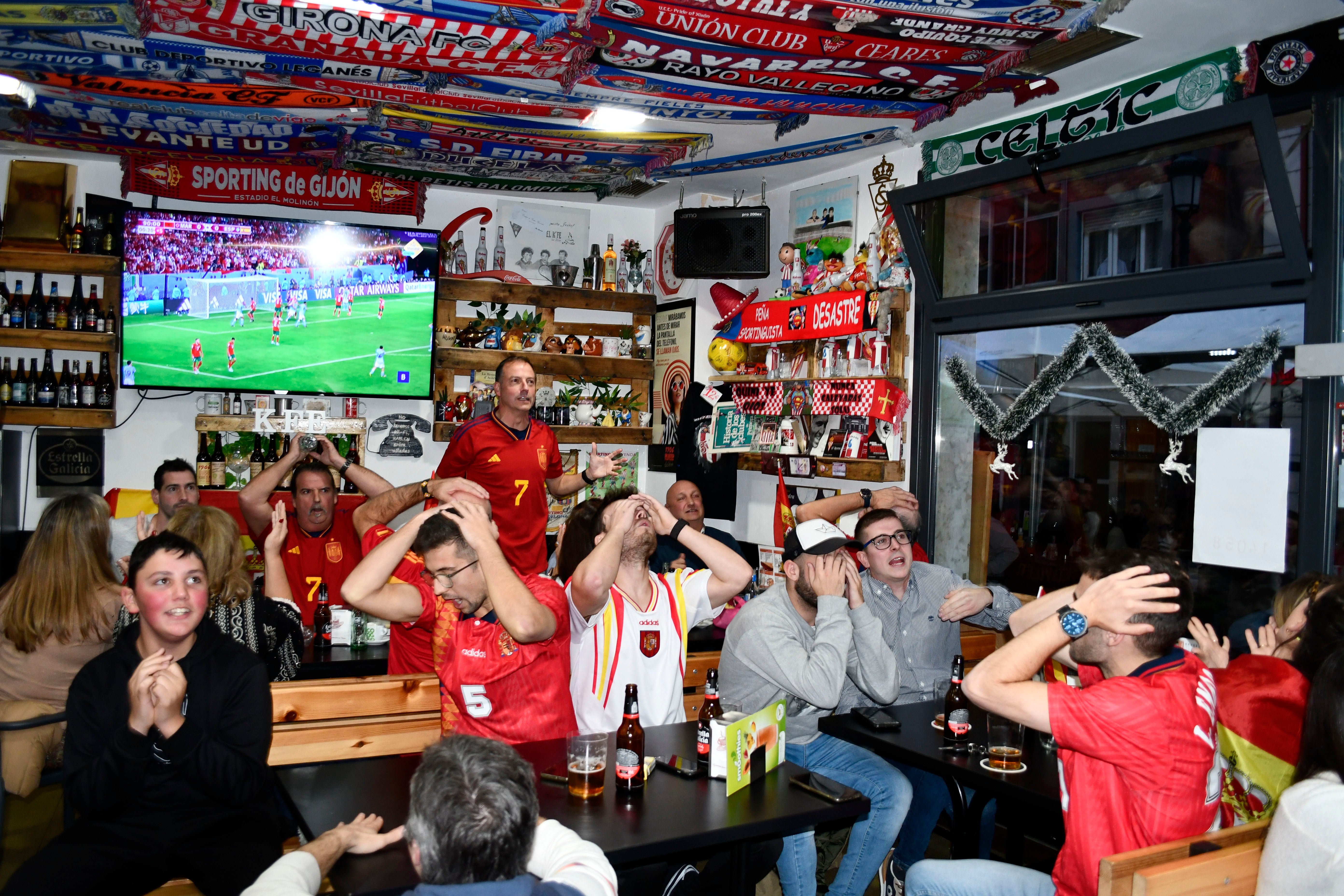 Fotos: Una decepción sin límite entre la afición asturiana