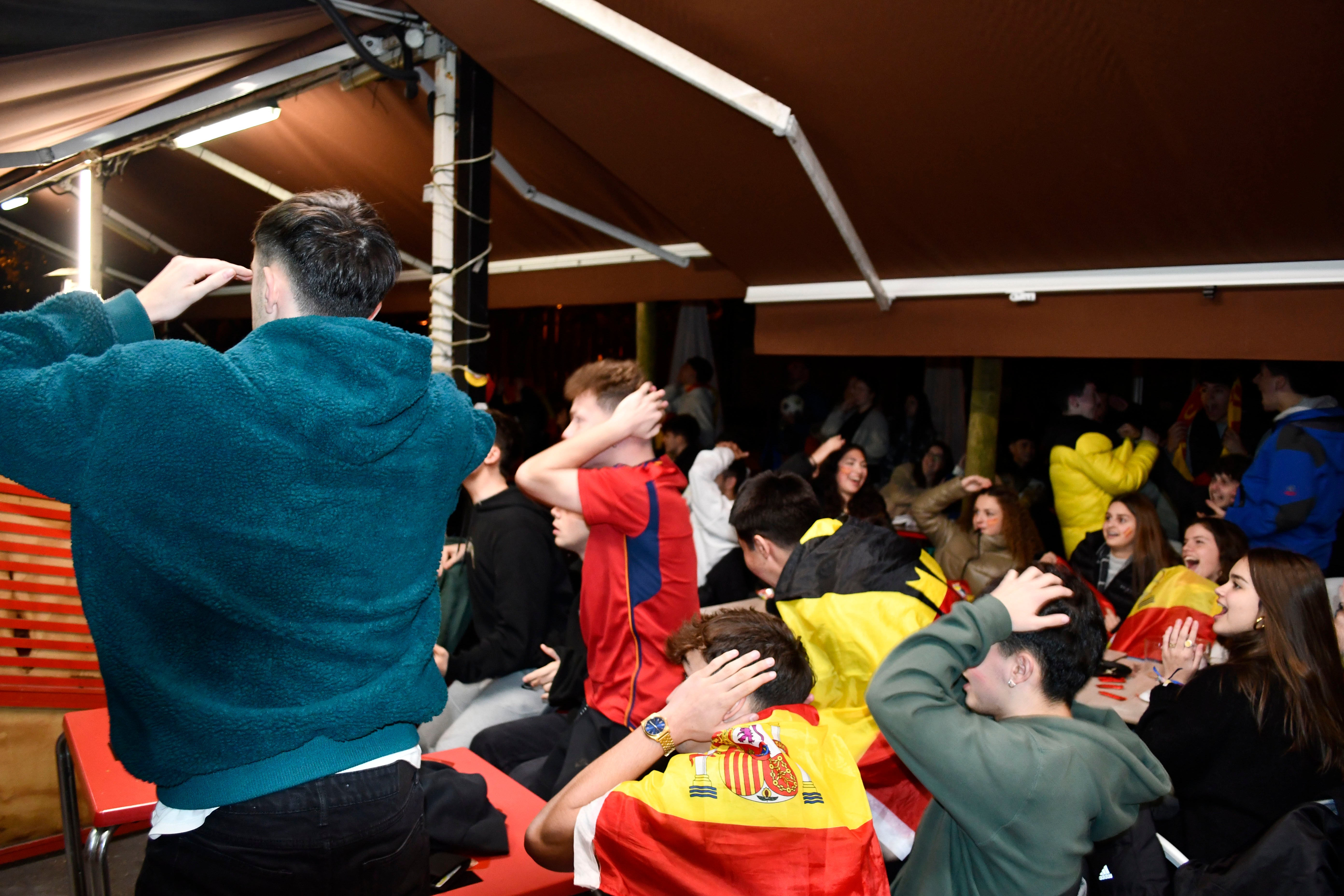 Fotos: Una decepción sin límite entre la afición asturiana