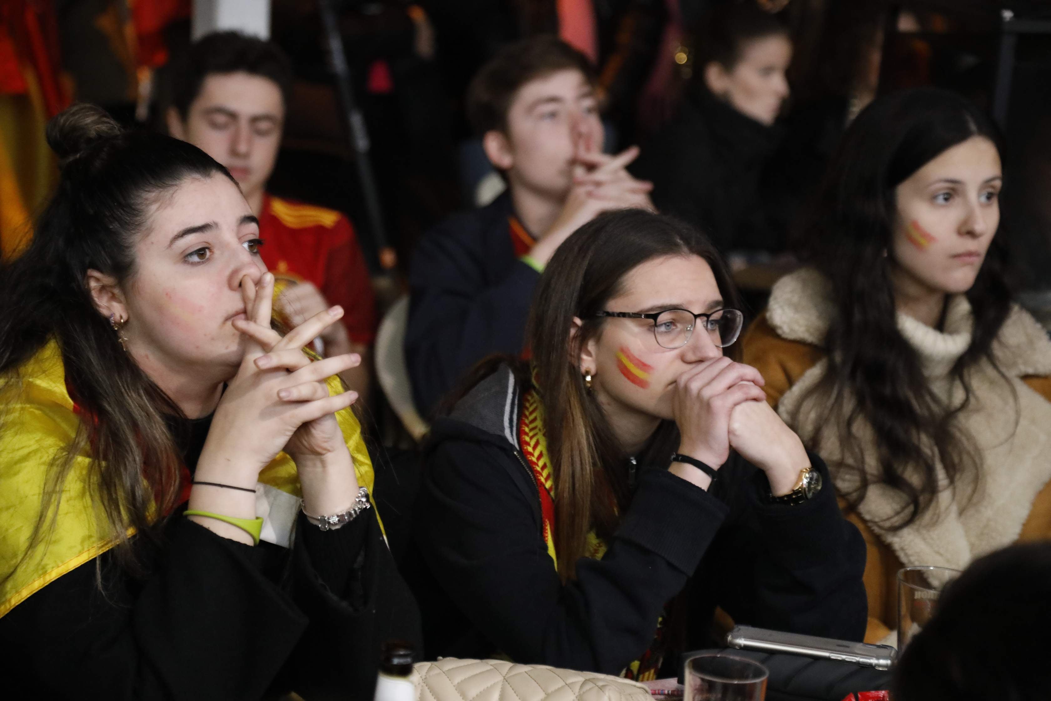 Fotos: Una decepción sin límite entre la afición asturiana