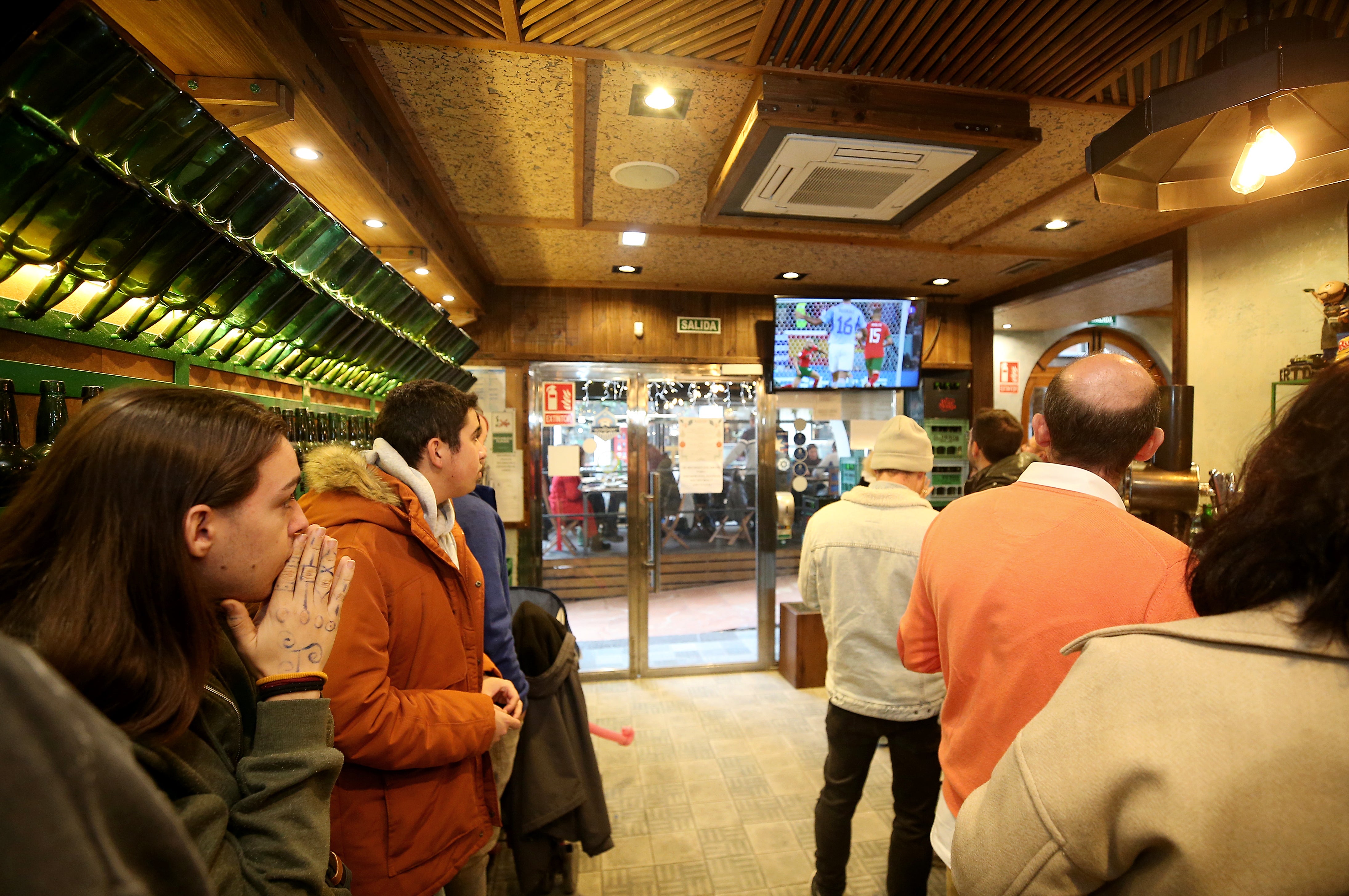 Fotos: Una decepción sin límite entre la afición asturiana