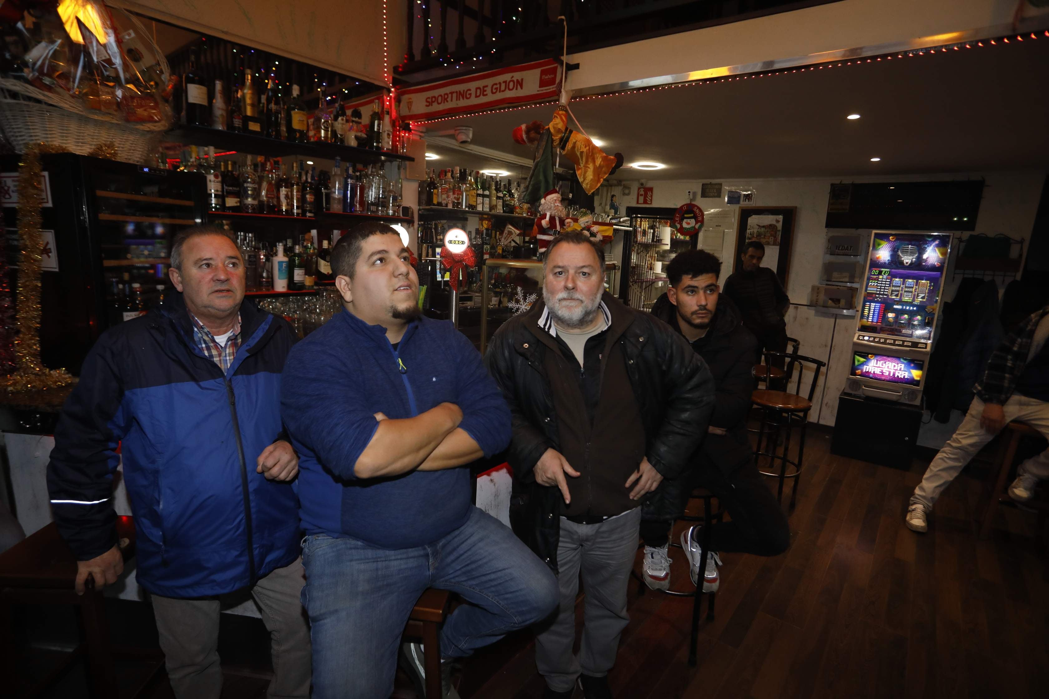 Fotos: Una decepción sin límite entre la afición asturiana