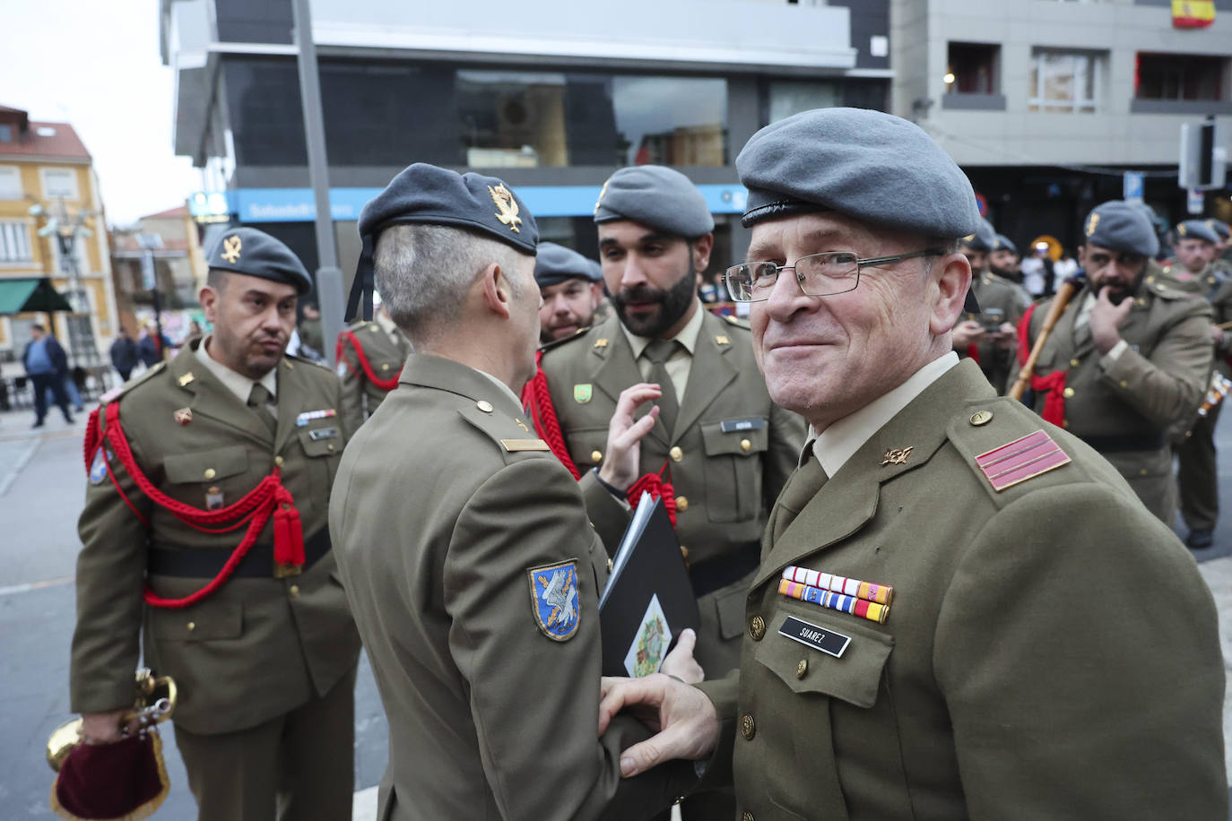 Fotos: Entrega de la Medalla de Oro al Regimiento «Príncipe» número 3 en Siero