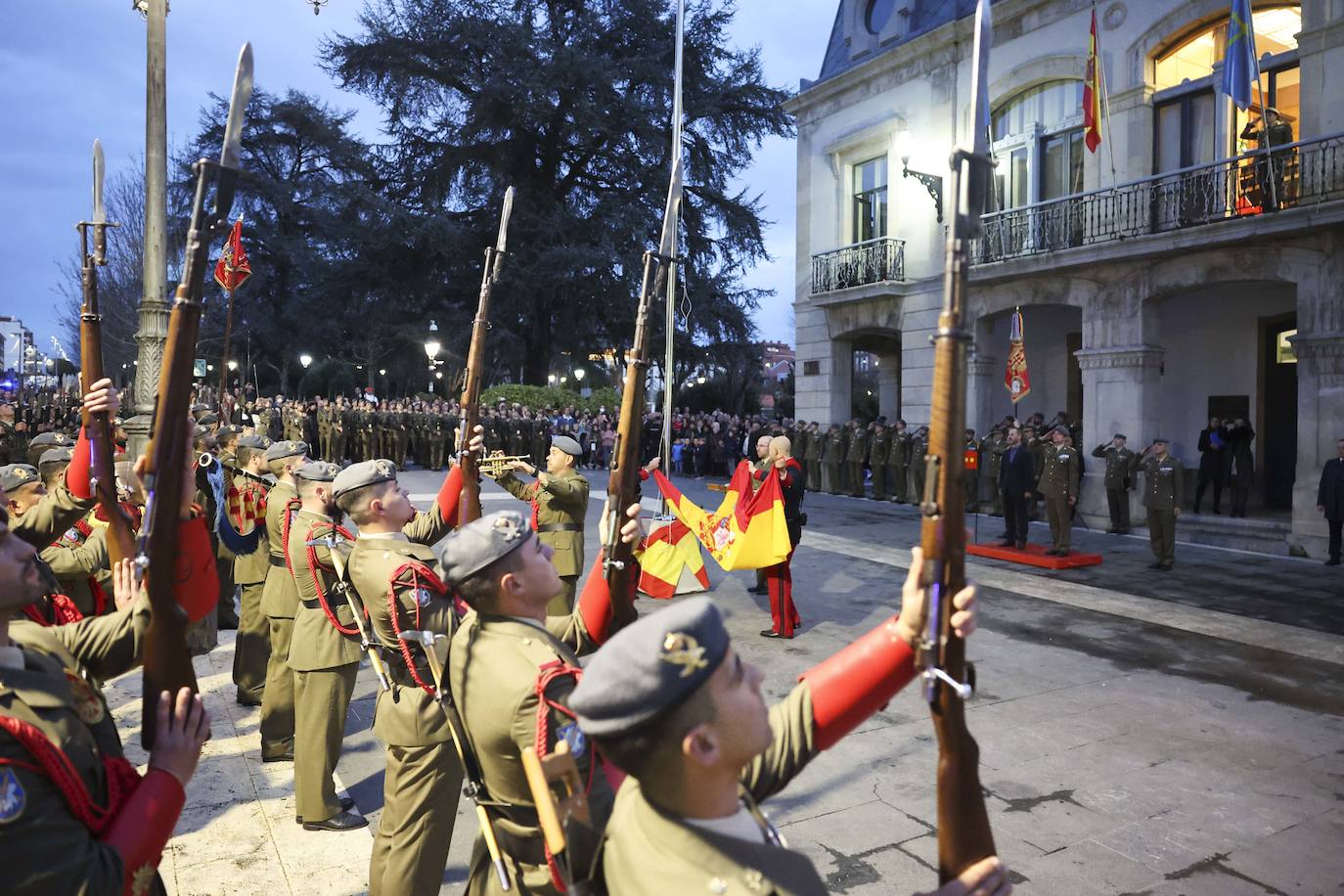 Fotos: Entrega de la Medalla de Oro al Regimiento «Príncipe» número 3 en Siero