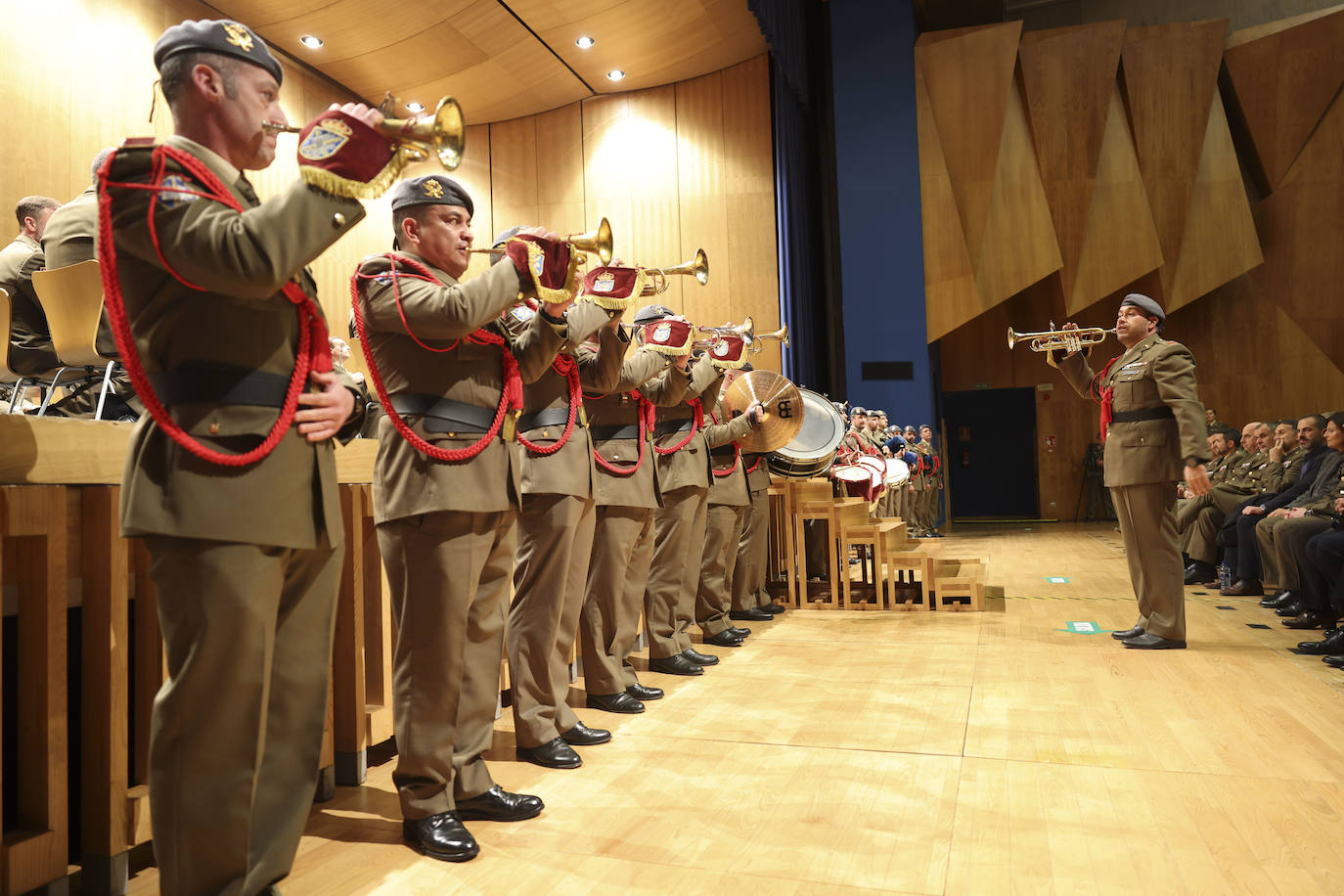 Fotos: Entrega de la Medalla de Oro al Regimiento «Príncipe» número 3 en Siero