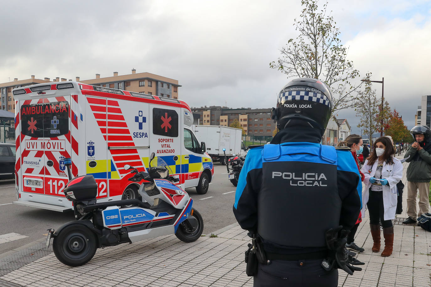 Fotos: Un conductor pierde el conocimiento y choca con una farola en Gijón