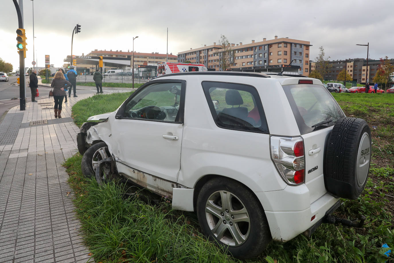 Fotos: Un conductor pierde el conocimiento y choca con una farola en Gijón