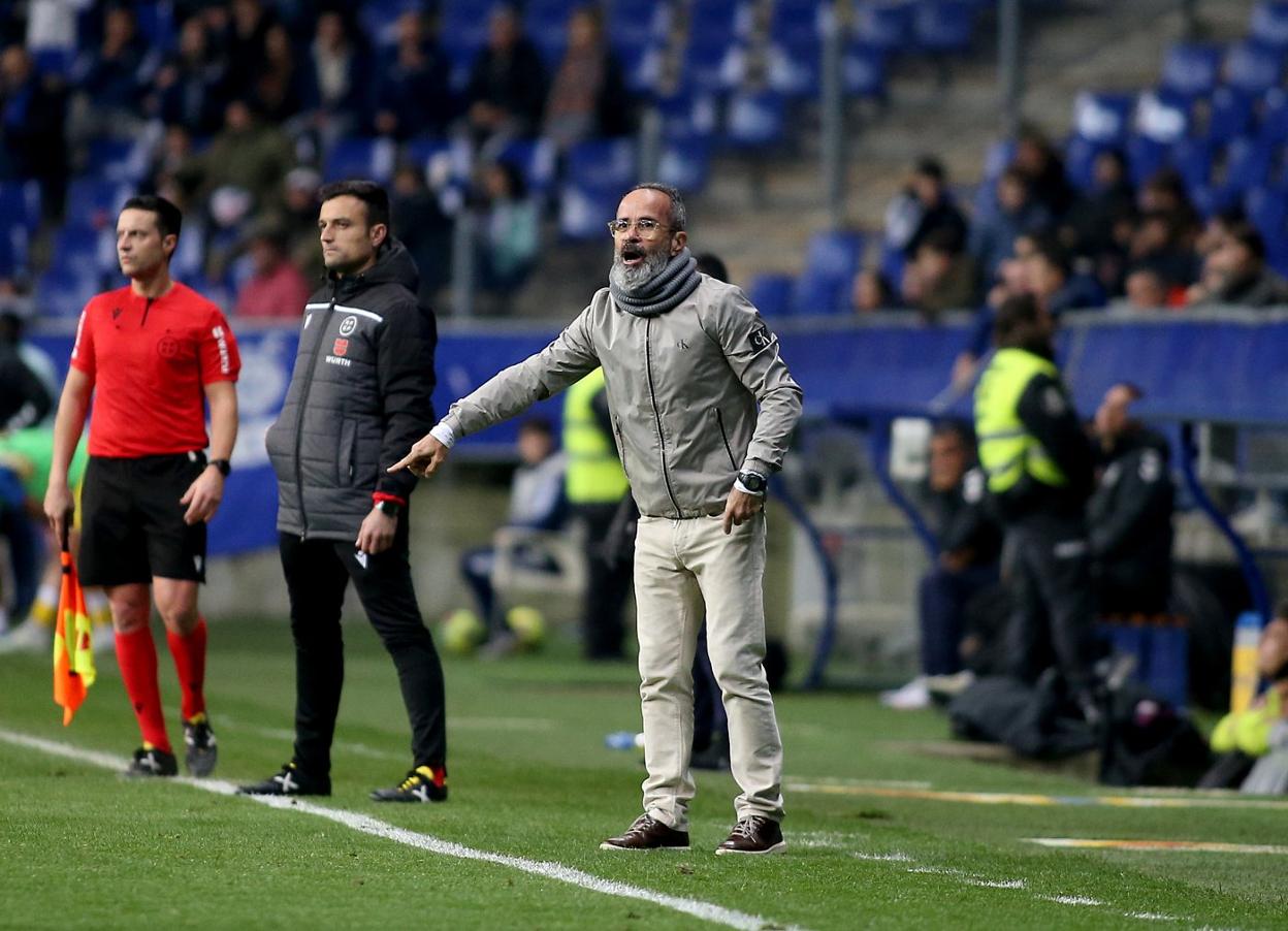 Álvaro Cervera da instrucciones a sus futbolistas durante el partido. 