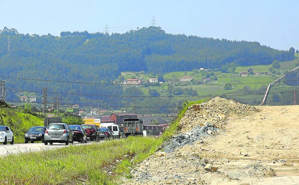 Punto desde donde dará comienzo el acceso al El Musel por Jove, en La Peñona.