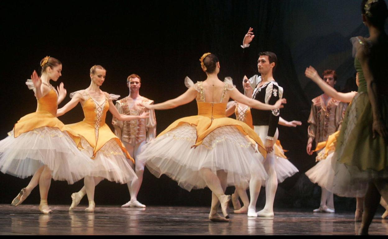 Bailarines del 'Ballet Clásico de Kiev' interpretan El Lago de los Cisnes en una imagen de archivo.