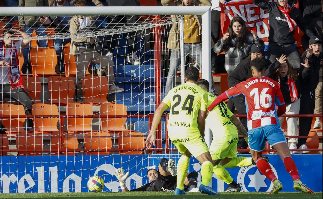 Un momento del encuentro entre el Lugo y el Sporting en el Anxo Carro. 