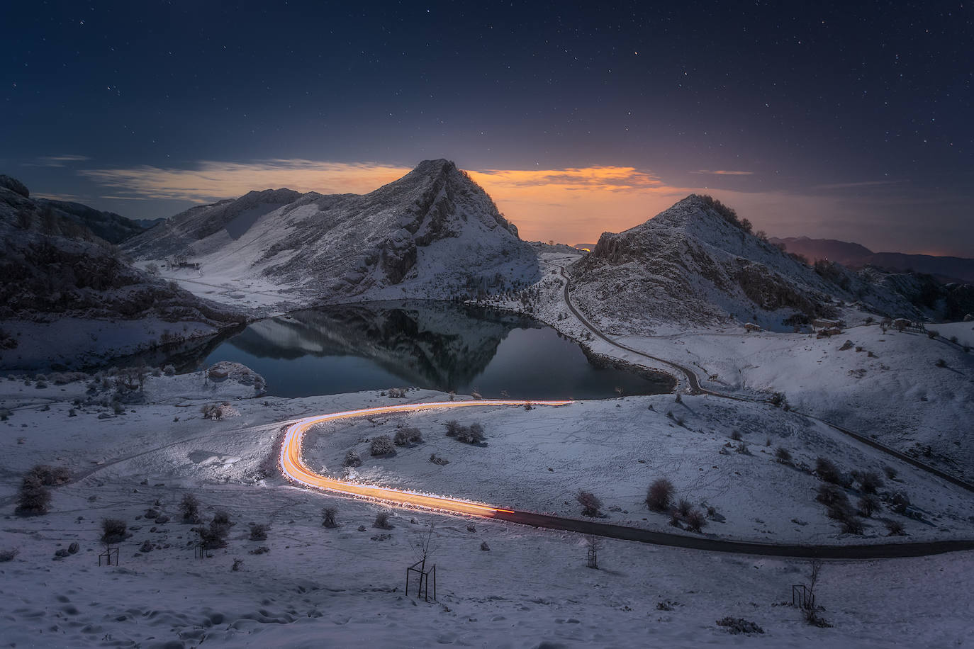 Primer premio. Diciembre. ‘Lago Enol’ (Lagos de Covadonga) l César Álvarez Osorio es un apasionado de la montaña y de la fotografía. Para aunar ambas pasiones, una noche de luna llena subió hace unos años con unos amigos –«fotógrafos como yo»– hasta el Lago Enol, en Covadonga, «y se dieron las condiciones perfectas para hacer esta fotografía», rememora ahora, tanto tiempo después. «Aquel día había coches por allí y, al hacer una exposición de treinta segundos con la cámara, conseguí que quedara marcado el trazo de luz del coche». De esa manera, logró este efecto que vemos en el que que la carretera aparece iluminada como por arte de magia. «Gracias a eso, se ve el movimiento del coche», detalla este fotográfo al que su victoria en Escenas de Asturias le pilló precisamente en la montaña, quizá haciendo nuevas fotografías.