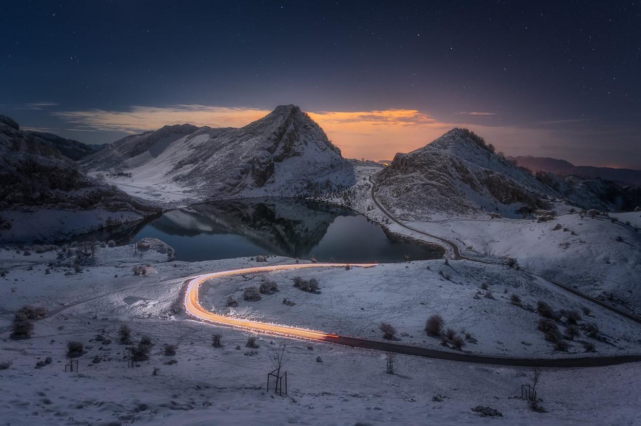 Primer premio. Diciembre. César Álvarez Osorio es un apasionado de la montaña y de la fotografía. Para aunar ambas pasiones, una noche de luna llena subió hace unos años con unos amigos -«fotógrafos como yo»- hasta el Lago Enol, en Covadonga, «y se dieron las condiciones perfectas para hacer esta fotografía», rememora ahora, tanto tiempo después. «Aquel día había coches por allí y, al hacer una exposición de treinta segundos con la cámara, conseguí que quedara marcado el trazo de luz del coche». De esa manera, logró este efecto que vemos en el que que la carretera aparece iluminada como por arte de magia. «Gracias a eso, se ve el movimiento del coche», detalla este fotográfo al que su victoria en Escenas de Asturias le pilló precisamente en la montaña, quizá haciendo nuevas fotografías. 