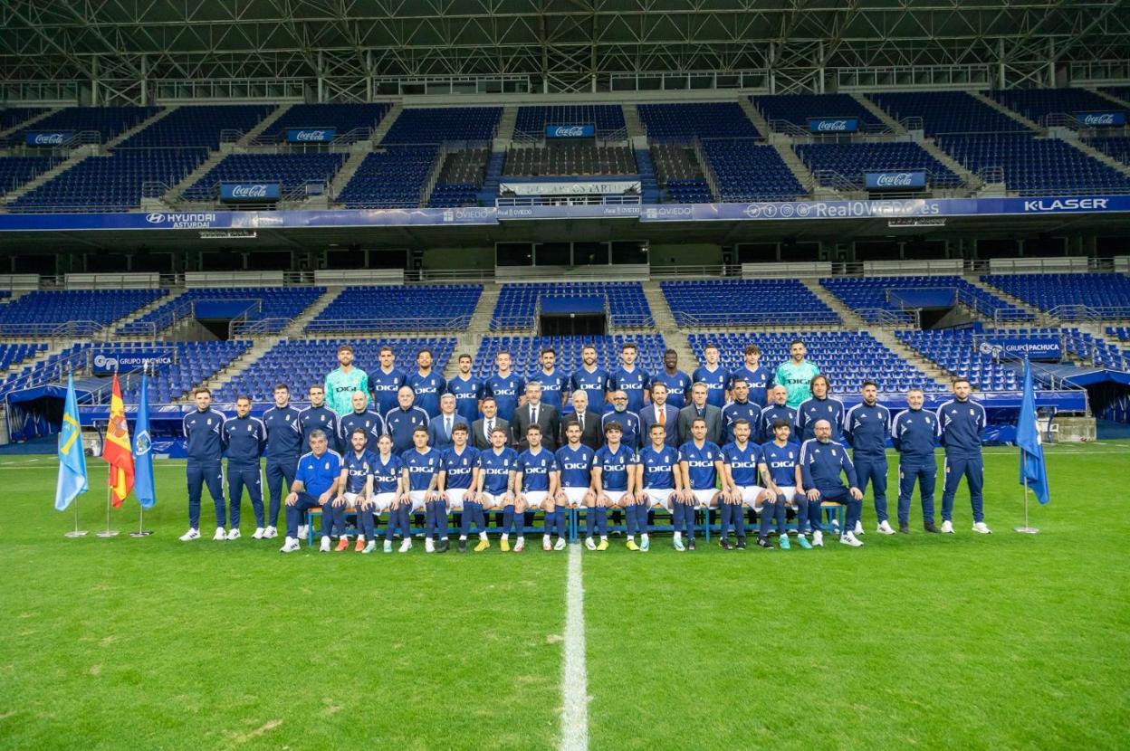 La plantilla del Real Oviedo se hizo la foto de familia con el propietario del club, Jesús Martínez. 