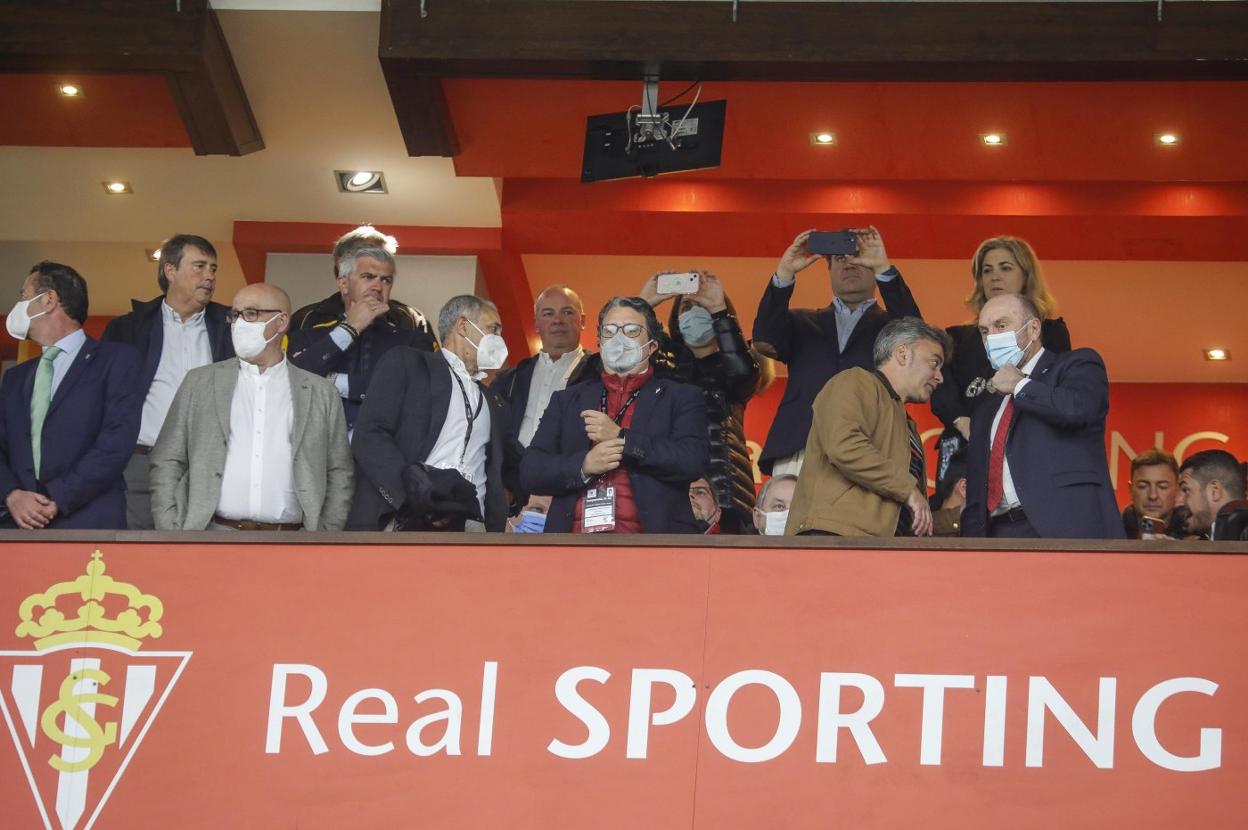 Palco de El Molinón, en la disputa del último derbi entre el Sporting y el Oviedo el 16 de abril de este año, sin representación del Oviedo. 