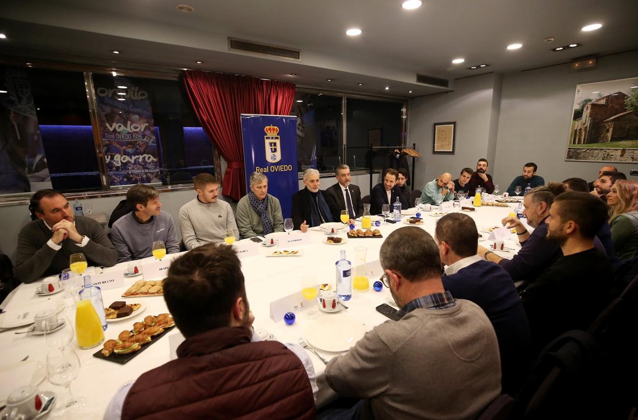 Los dirigentes del Real Oviedo ofrecieron ayer un desayuno de trabajo a los medios de comunicación de la capital. 