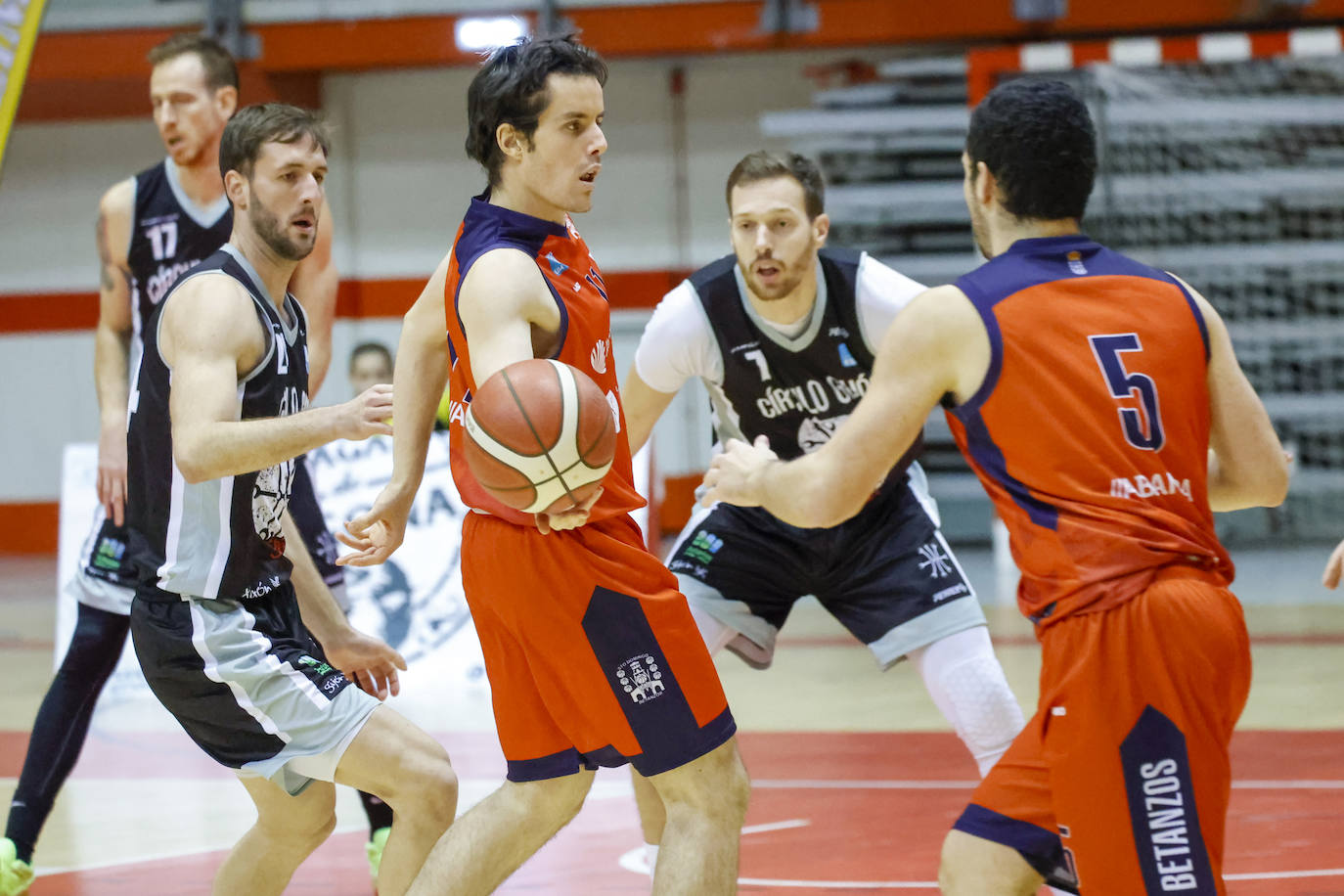 Fotos: El Círculo aplasta al Santo Domingo