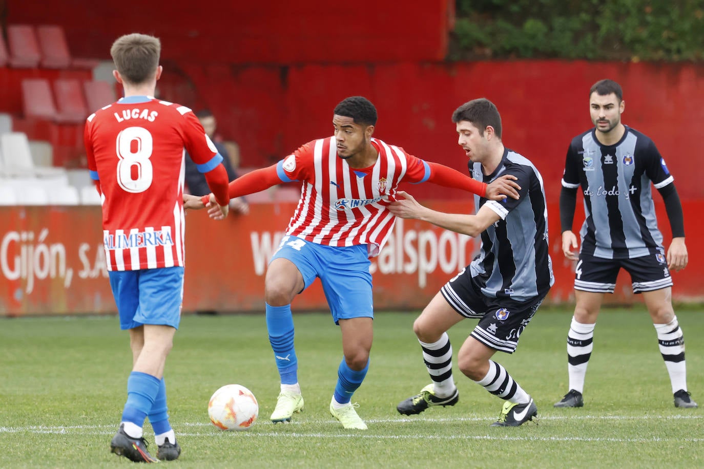 Fotos: Las jugadas del Sporting B 2-1 Tuilla