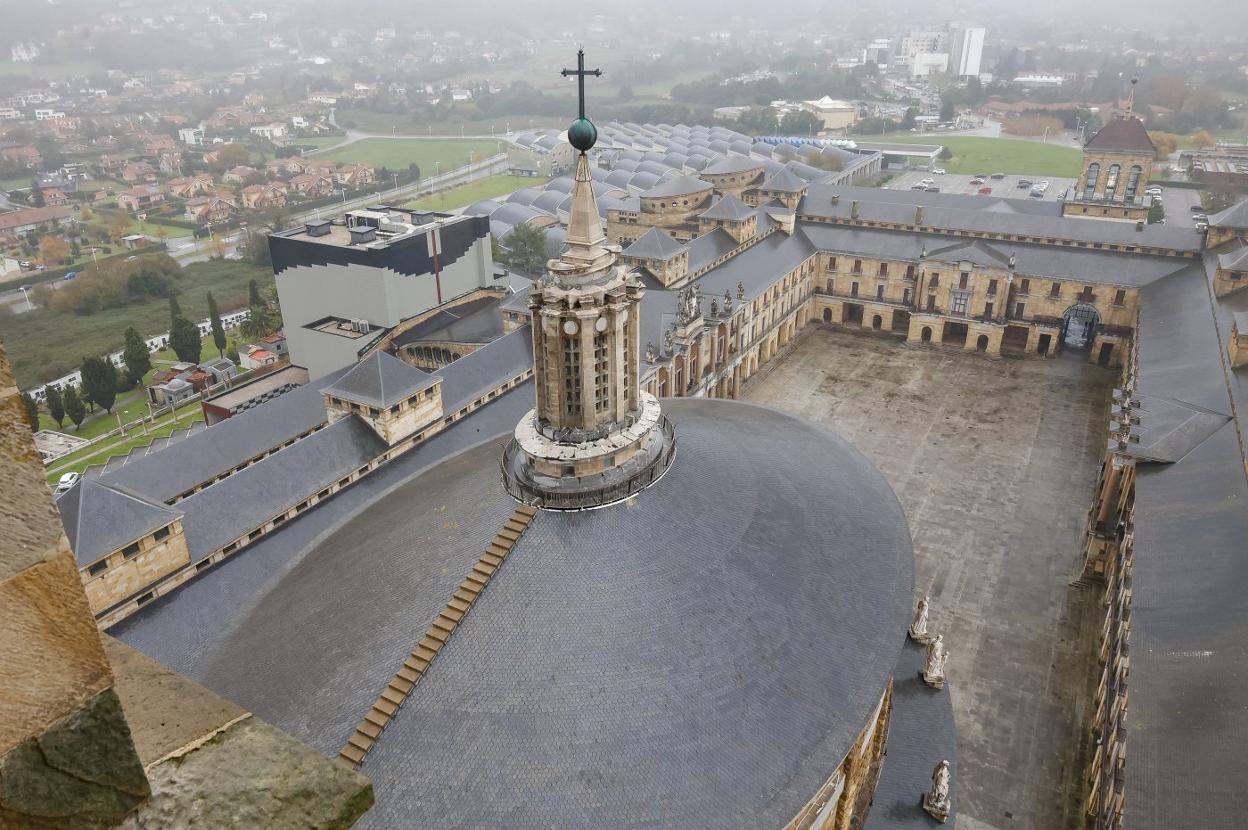 Vista de la cúpula de la Laboral desde el mirador de la torre. 