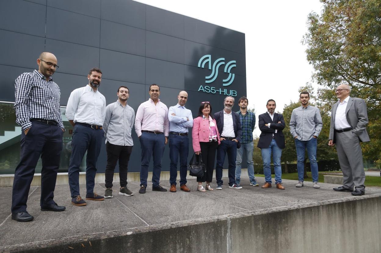 Los implicados. David Martínez, Jonás Coppen, Adrián Álvarez, Tino Alonso, Diego Aparicio, María Jesús Argüelles, Patricio Arias, Christian Robledo, David Álvarez, Jorge Marrón y Enrique Jáimez posan en el exterior del Edificio AS5-HUB en el Parque Científico y Tecnológico de Gijón. 