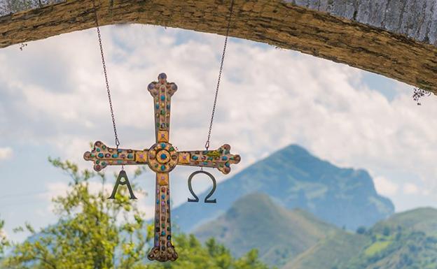 Cruz de la Victoria en el puente de Cangas de Onís 