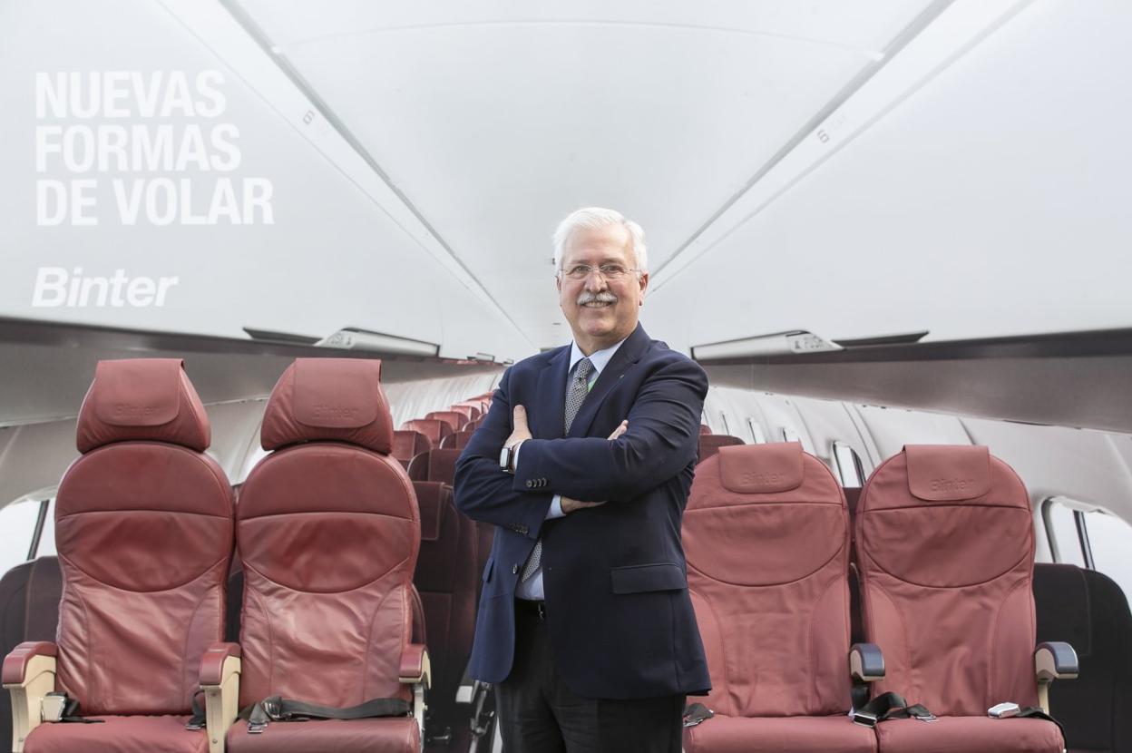 Juan Ramsdem, coordinador general de Binter, en el photocall creado para las jornadas de la compañía aeronáutica en Gran Canaria. 