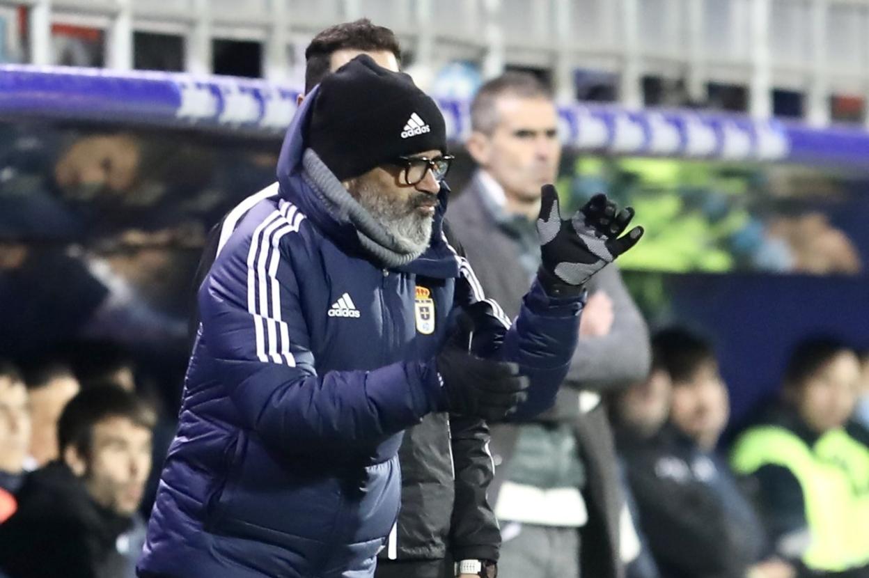 Álvaro Cervera da instrucciones a sus futbolistas durante el partido. 