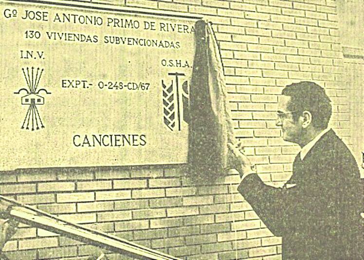 García Ramal, descubriendo la placa de las viviendas de Cancienes.