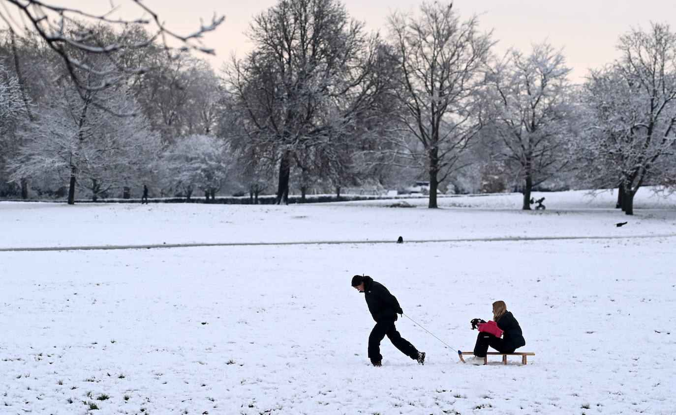 Fotos: Un temporal de nieve paraliza el Reino Unido