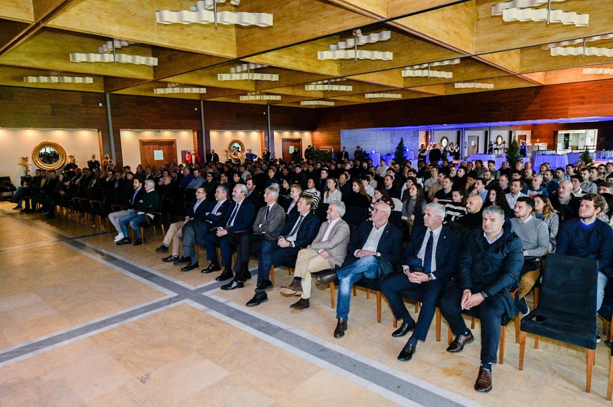 Los asistentes al almuerzo navideño del Real Oviedo siguen un vídeo del grupo Pachuca y del presidente del mismo, Jesús Marínez. 