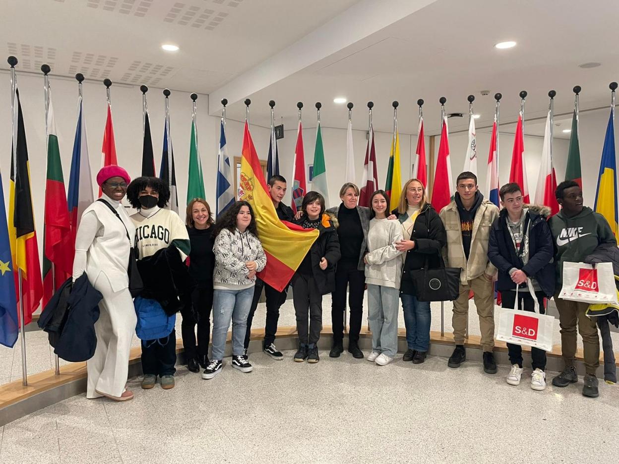 Los jóvenes de Colunga aprovecharon su visita a Bruselas para conocer el funcionamiento de la Unión Europea. 