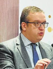 Imagen secundaria 2 - Monchu García (PSOE), Alfredo Menéndez (EdP), José Ferrer (Colegio de Economistas de Asturias), Luis Manuel Flórez (candidato del PSOE a la Alcaldía) y Diego Oliveira (responsable de marketing de EL COMERCIO); Los concejales del Ayuntamiento de Gijón Alberto López-Asenjo (no adscrito), José Carlos Fernández Sarasola (Cs), Jesús Martínez Salvador (Foro), Olmo Ron y Salomé Díaz (PSOE); y José Antonio Garmón, director general de Gobernanza Pública del Principado.