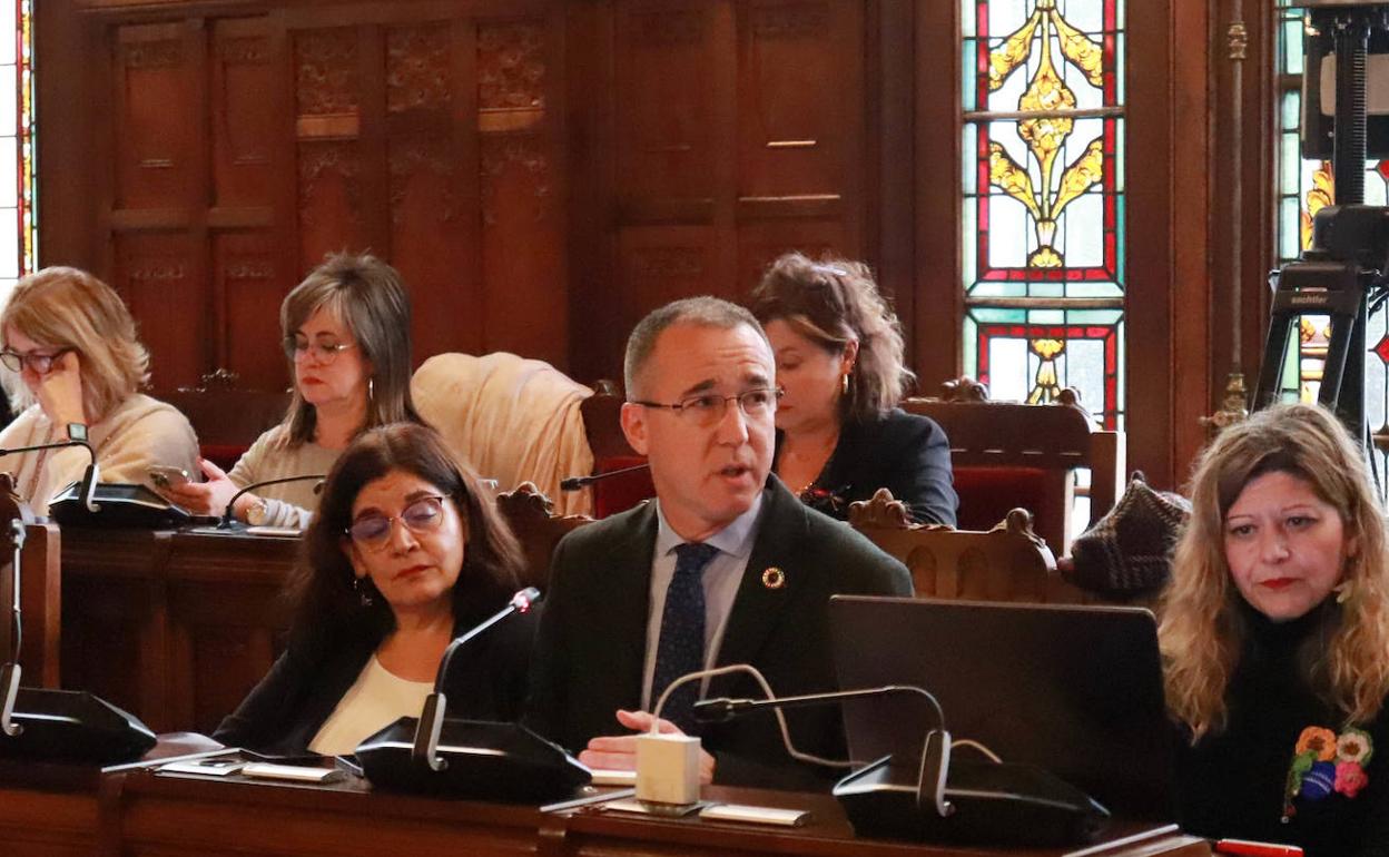 El consejero de Salud, Pablo Fernández, en la Junta General.