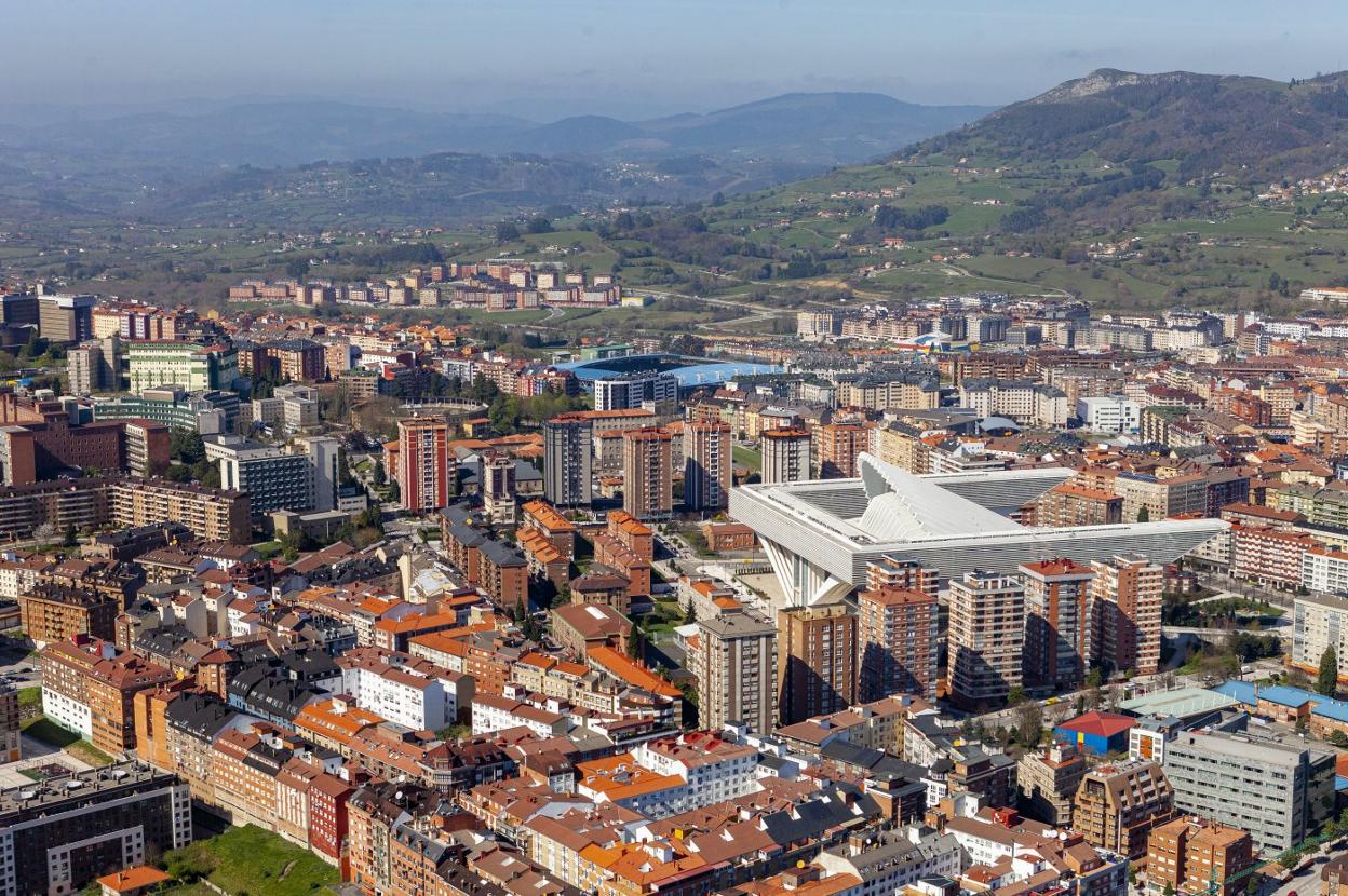 Una vista aérea de la ciudad, donde se observa el Calatrava entre edificios residenciales; más al fondo, el Carlos Tartiere. 