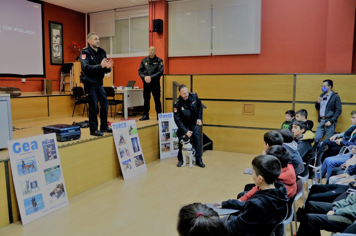 'Fito', agente canino de la Policía Nacional, frente a los estudiantes del instituto de Tineo. 