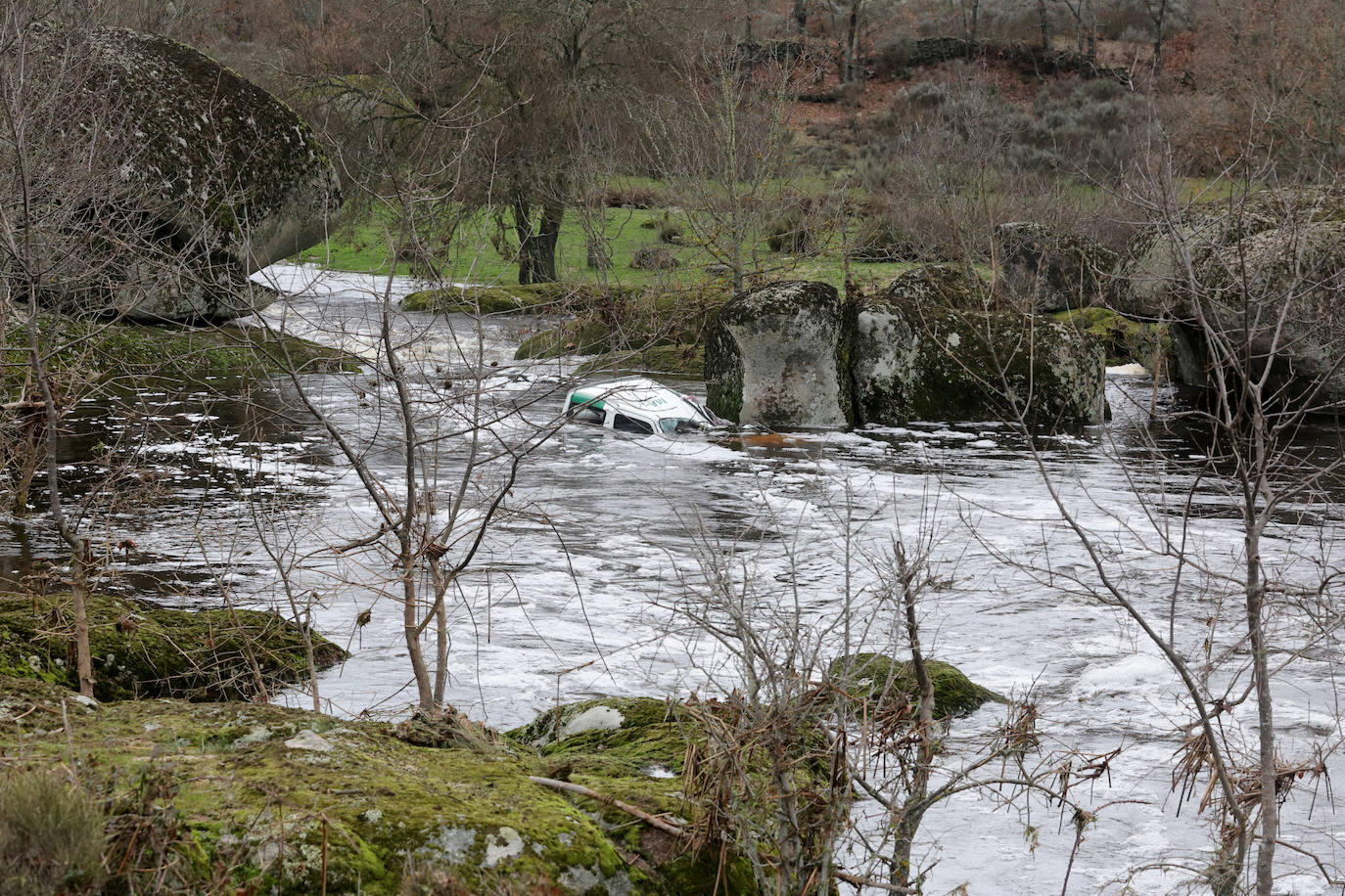 El cadáver del hombre apareció en la ribera del río, a 1,5 kilómetros de donde se encontró su coche. 