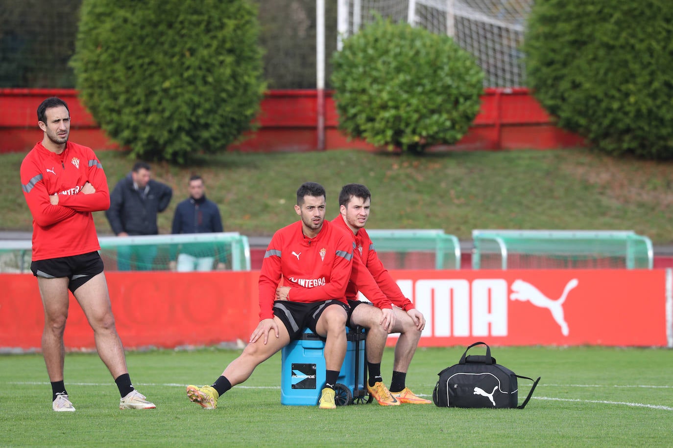 Cali Izquierdoz, Jony y Guille Rosas en un entrenamiento del Sporting en Mareo. 