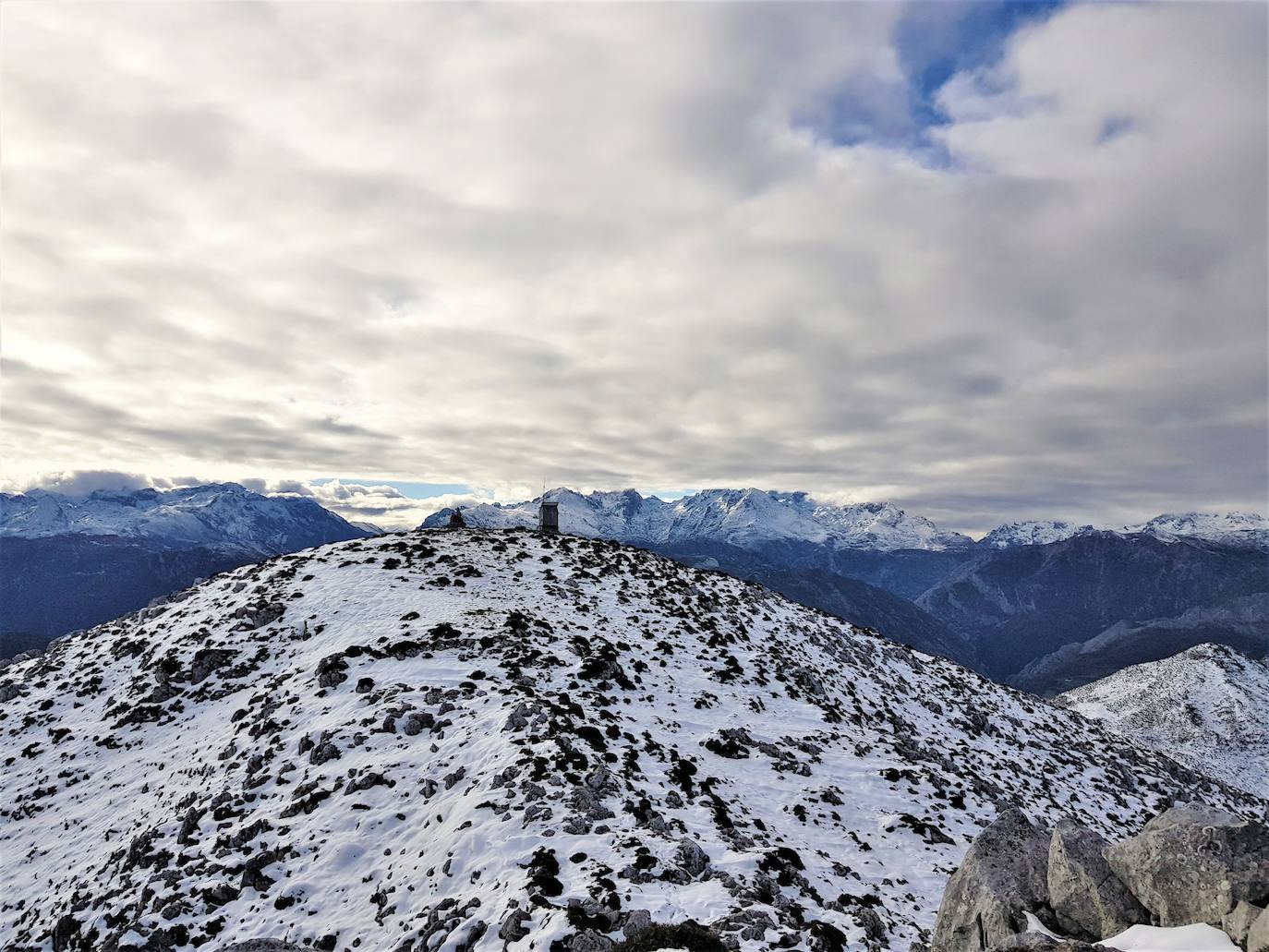 Llegando a la doble cima del Turbina, contemplando de forma abierta y directa los tres macizos de los Picos de Europa 