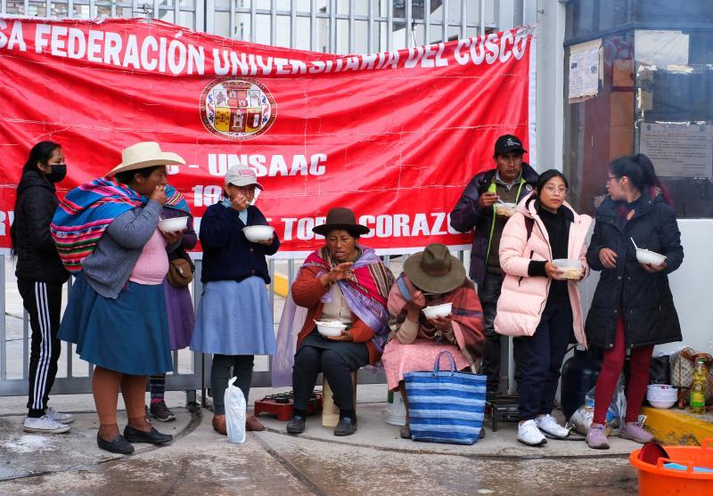 Una familia aprovecha a comer en medio de una movilización popular en Cuzco