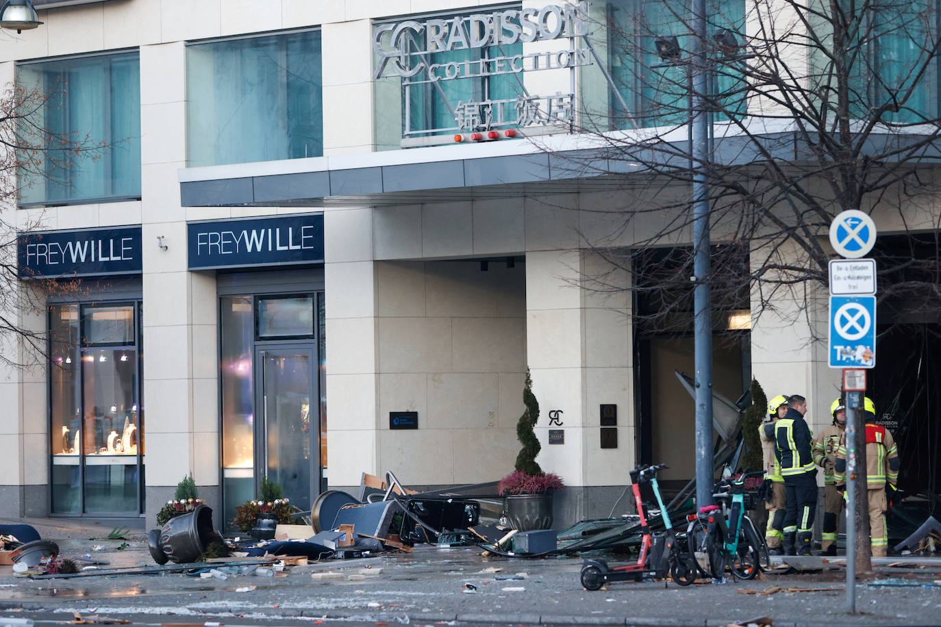 Fotos: Un millón de litros derramados tras el reventón del mayor acuario cilíndrico del mundo