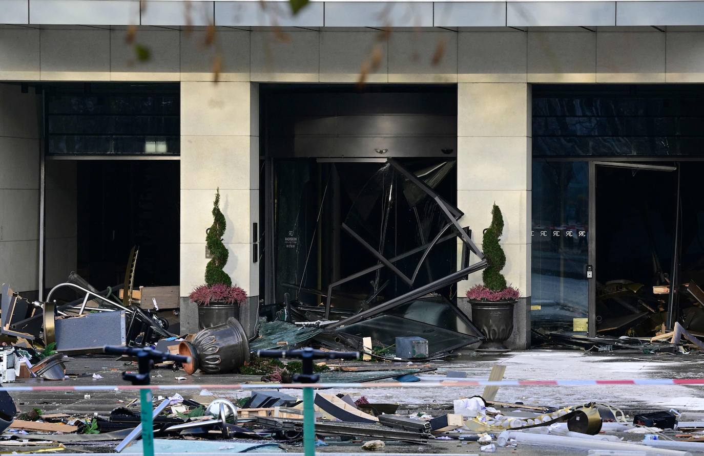 Fotos: Un millón de litros derramados tras el reventón del mayor acuario cilíndrico del mundo