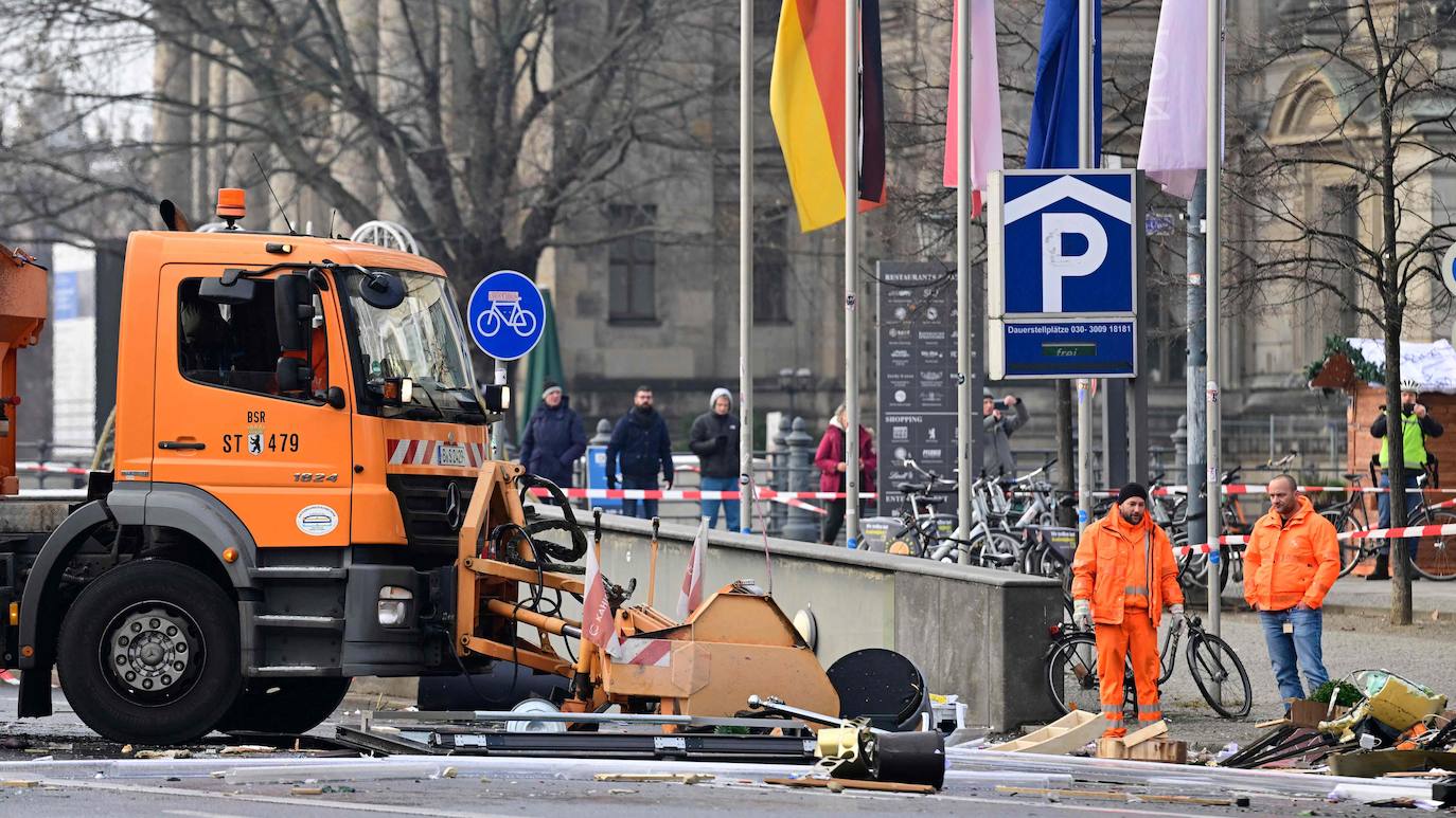 Fotos: Un millón de litros derramados tras el reventón del mayor acuario cilíndrico del mundo